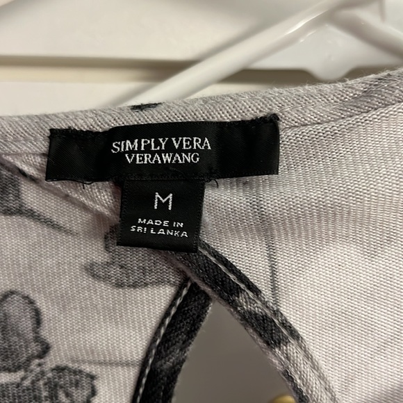 Super soft Vera Wang sleep set. Long sleeve shirt and pants. Size medium. - Picture 4 of 4